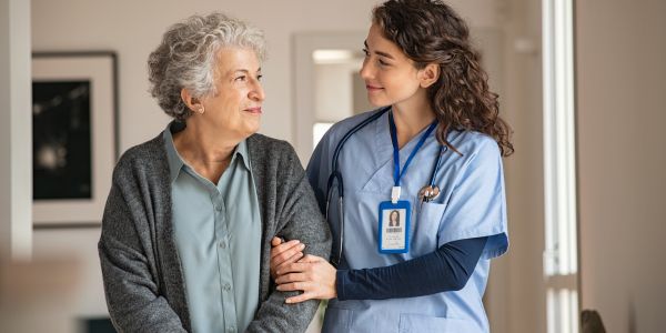 Reconversion : comment financer sa formation d'aide-soignant ?